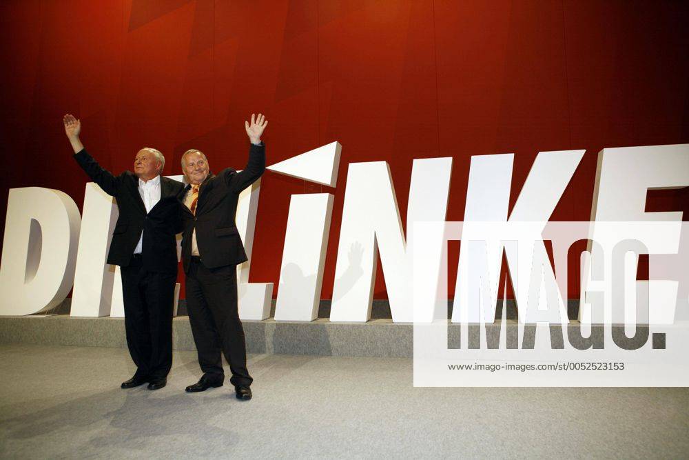 Oskar Lafontaine (Deutschland Fraktionsvorsitzender Die Linke) und Lothar Bisky (re., Deutschland Die Linke Parteivorsitzender) auf dem Gründungsparteitag der Linken in Berlin