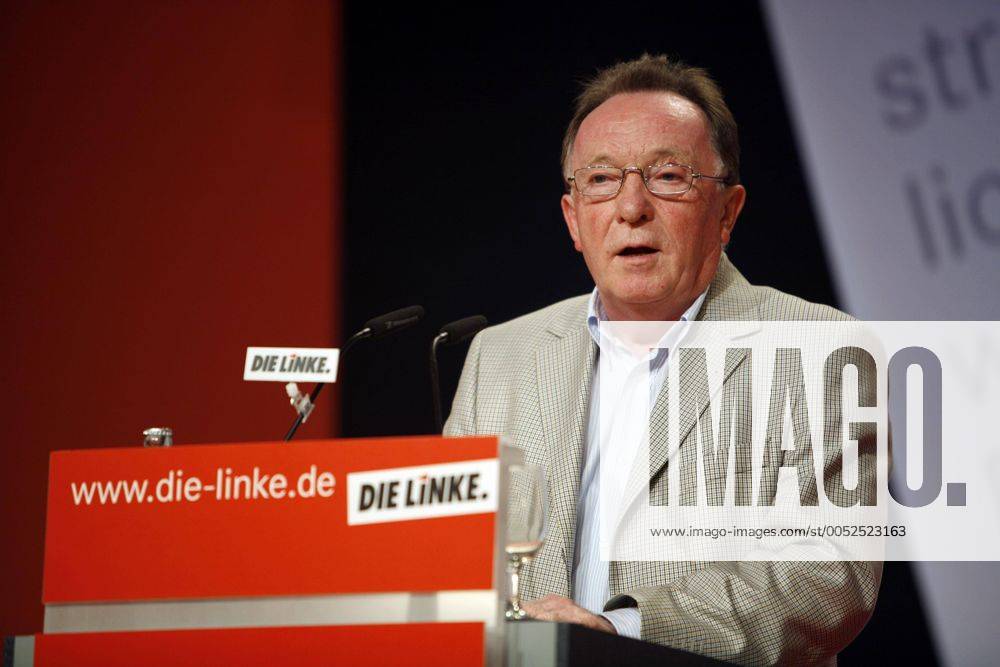 Schauspieler Peter Sodann spricht auf dem Gründungsparteitag der Linken in Berlin