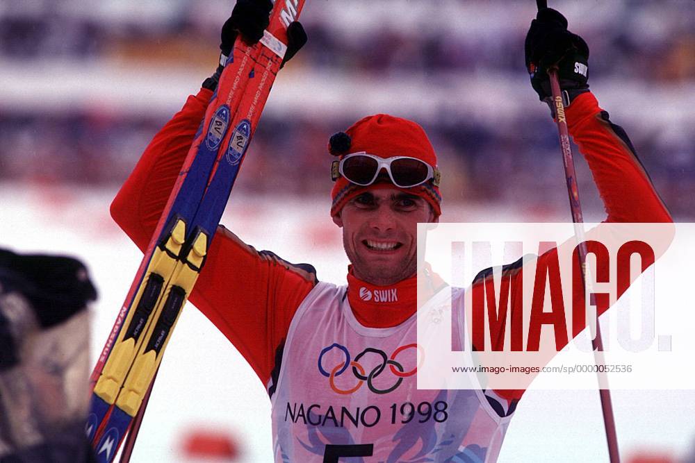 OLYMPIC LEGENDS: Thomas Alsgaard Thomas Alsgaard (Norwegen) reißt lachend die Arme hoch Nordischer Skilauf OS Winter Herren Olympia, Olympiade, Olympische Spiele, Winterspiele, Ski Nordisch, Skisport, Langlauf, Skilanglauf Porträt Snow Harp Nagano, Hakuba Glück, Begeisterung, Freude,