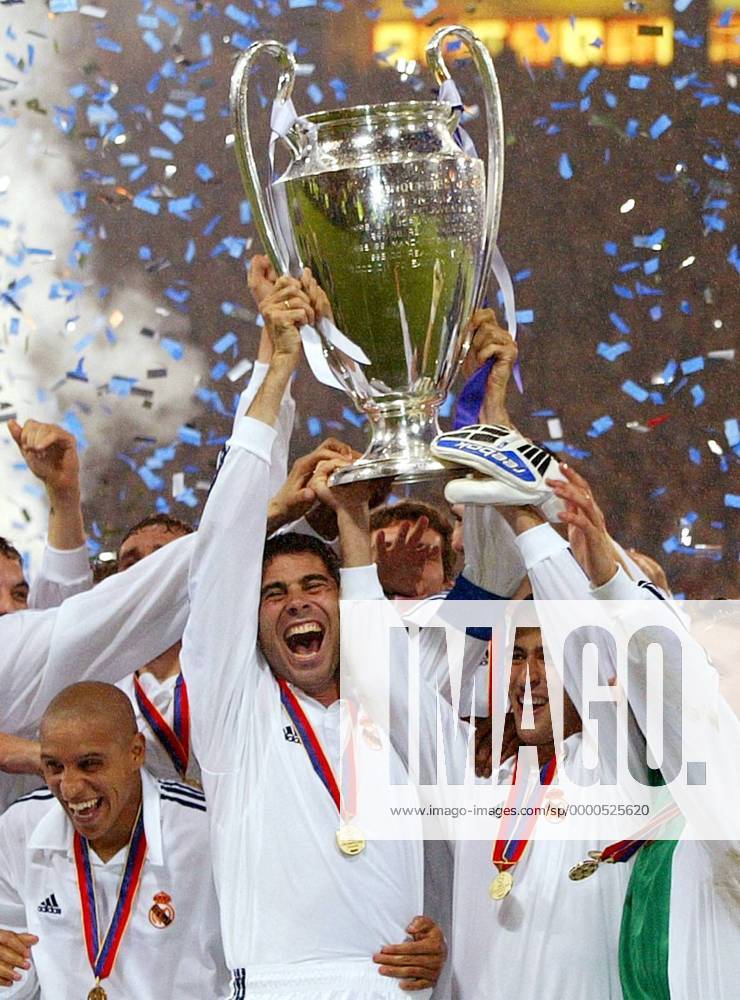 V. re.: Raul Gonzalez, Fernando Hierro und Roberto Carlos (alle Real Madrid) präsentieren die Trophäe Fußball EC 1 Herren Champions League 2001 2002, Finale, Endspiel, Real Madrid (Spanien) Gruppe Hampden Park Glasgow Glück, Freude, Begeisterung,