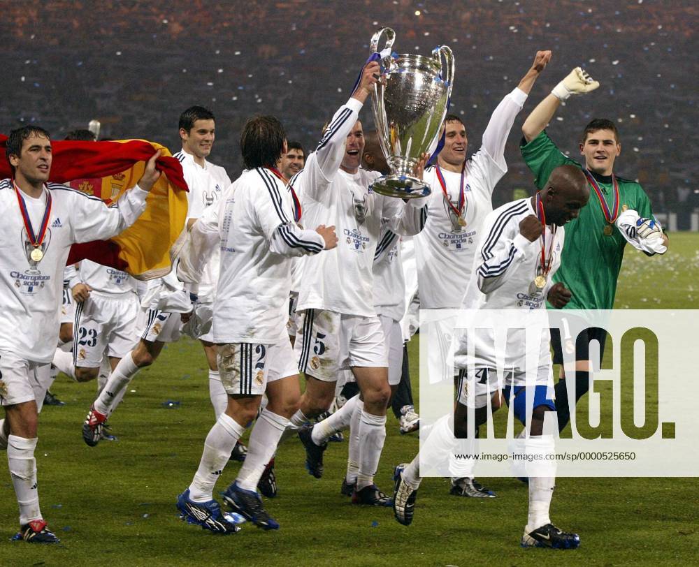 Zinedine Zidane (Real, Mitte) nimmt den Champions-League-Pokal mit auf die Ehrenrunde, re. Torwart Iker Casillas Fußball EC 1 Herren Champions League 2001 2002, Finale, Endspiel, Real Madrid (Spanien) Gruppe Hampden Park Glasgow Begeisterung, Freude,