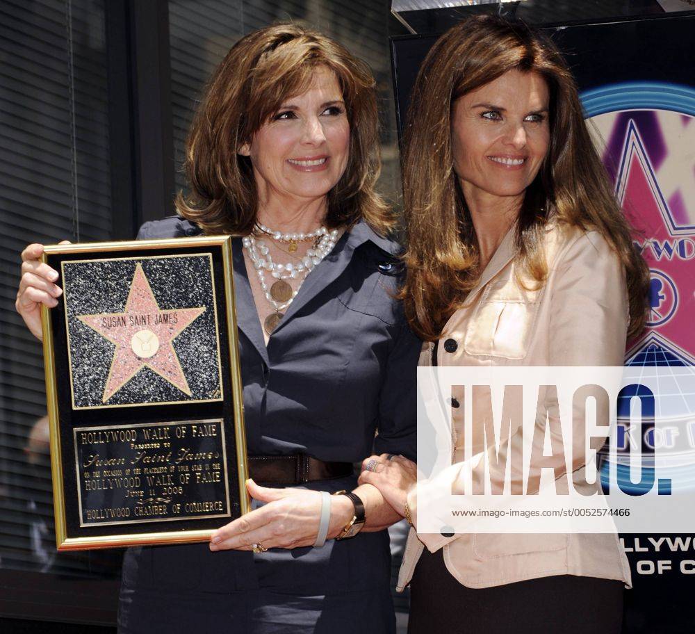 Schauspielerin Susan Saint James (li.) mit Maria Shriver anlässlich ihrer Ehrung mit einem Stern auf dem Walk of Fame in Los Angeles - (LAP2008061107)