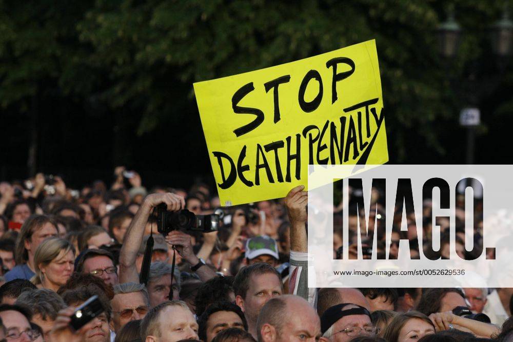 Stop Death Penalty - Zuhörer fordert mit einem Plakat das Ende der Todesstrafe während der Rede von Präsidentschaftskandidat Barack Obama (USA Demokraten Senator Illinois) vor der Siegessäule in Berlin