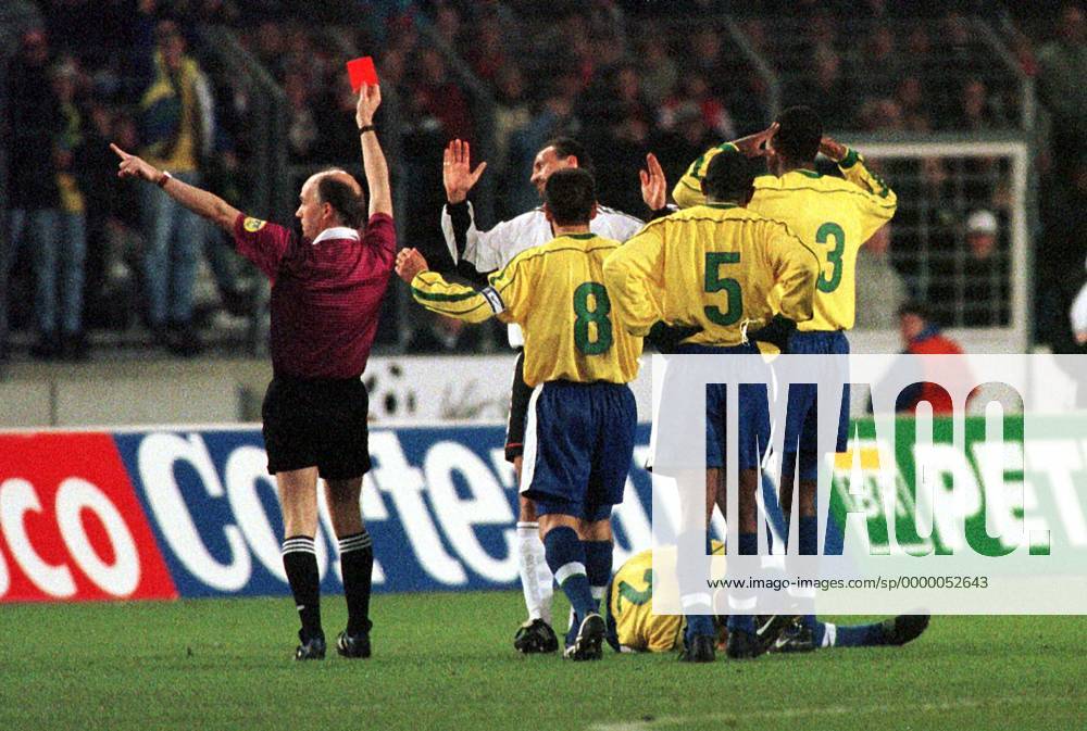 Schiedsrichter David Elleray zieht die Rote Karte für Jürgen Kohler, nach dessen brutalem Foul an Cafu Fußball Länderspiel Herren Nationalmannschaft 1998, Deutschland - Brasilien 1:2, DFB-Team, Testspiel, Freundschaftsspiel Totale Gottlieb-Daimler-Stadion Stuttgart