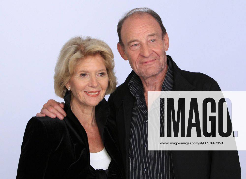 Schauspielerin Christiane Hörbiger neben Schauspieler Michael Mendl anlässlich eines Pressetermins zum ARD-Fernsehfilm - Der Besuch der alten Dame - in Hamburg