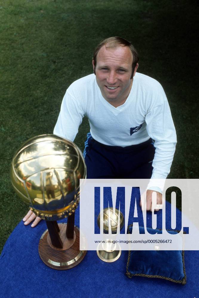 Uwe Seeler (HSV) ist Fußballer des Jahres 1970 DEUTSCHSPRACHIGE SPORTZEITSCHRIFTEN UND -ZEITUNGEN NUR NACH RÜCKSPRACHE Fußball 1. BL Herren DEUTSCHSPRACHIGE SPORTZEITSCHRIFTEN UND -ZEITUNGEN NUR NACH RÜCKSPRACHE, Saison 1970 1971 Einzelbild Aufnahmedatum geschätzt Hamburg