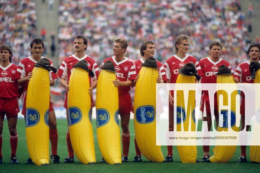 Mannschaftsvorstellung Bayern samt bayrischer Bananen, v.li.: Ludwig Kögl, Radmilo Mihajlovic, Jürgen Kohler, Thomas Strunz, Roland Grahammer, Manfred Bender, Stefan Reuter und ... - DEUTSCHSPRACHIGE SPORTZEITSCHRIFTEN UND -ZEITUNGEN NUR NACH RÜCKSPRACHE Fußball 1. BL Herren Saison 1989 1990, FC Bayern München Gruppe München Komik,