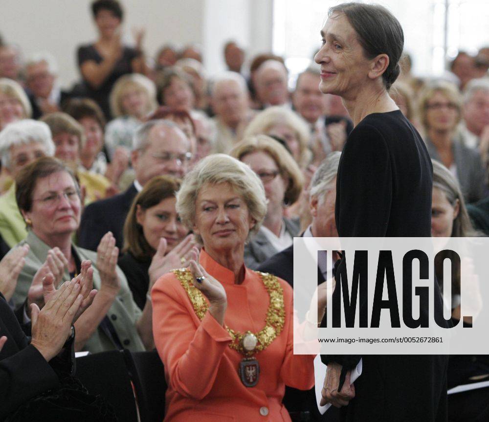 Choreographin Pina Bausch (re.) im Beisein von Petra Roth (Mitte Deutschland CDU Oberbürgermeisterin Frankfurt am Main) anlässlich ihrer Verleihung des Goethepreises in Frankfurt am Main