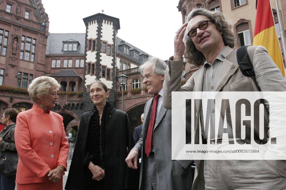 Petra Roth (li. Deutschland CDU Oberbürgermeisterin Frankfurt am Main), Preisträgerin Choreographin Pina Bausch und Regisseur Wim Wenders (re.) anlässlich der Verleihung des Goethepreises in Frankfurt am Main