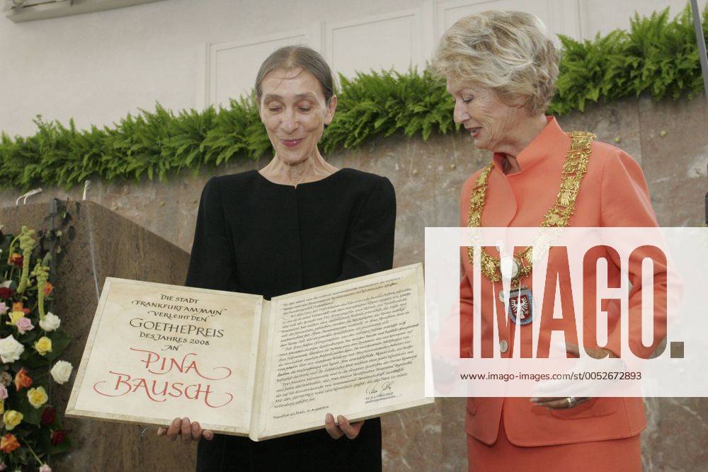Preisträgerin Choreographin Pina Bausch (li.) und Petra Roth (Deutschland CDU Oberbürgermeisterin Frankfurt am Main) anlässlich der Verleihung des Goethepreises in Frankfurt am Main