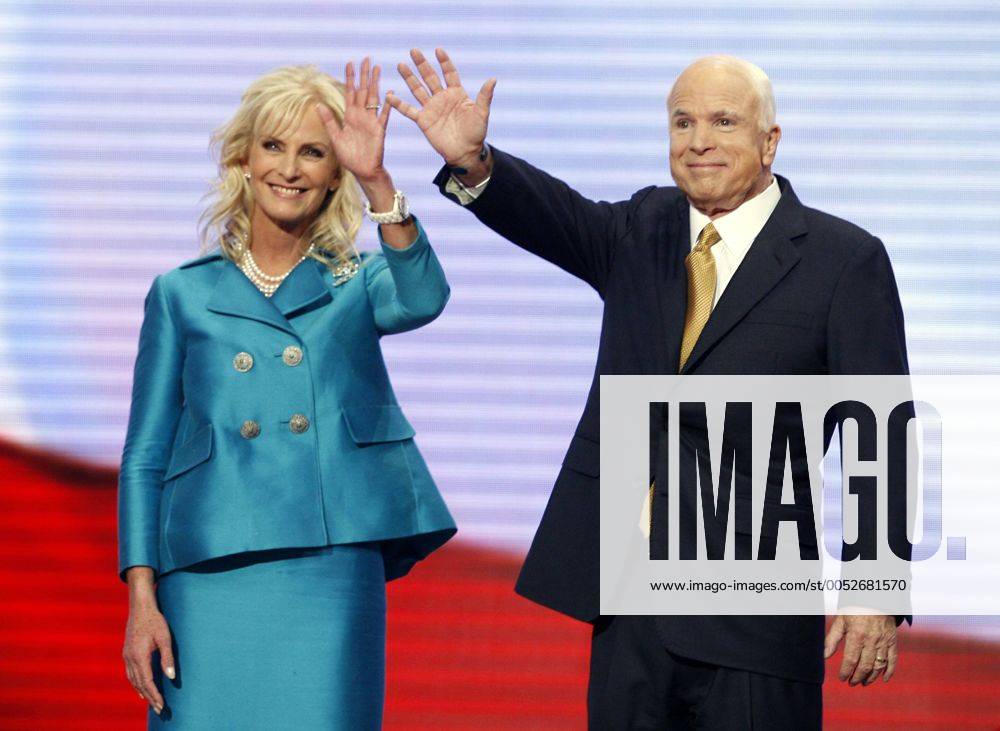 Präsidentschaftskandidat John McCain (USA Republikaner Senator Arizona) neben seiner Frau Cindy McCain anlässlich des Parteitags der Republikaner in St. Paul - (rnc20080904733)