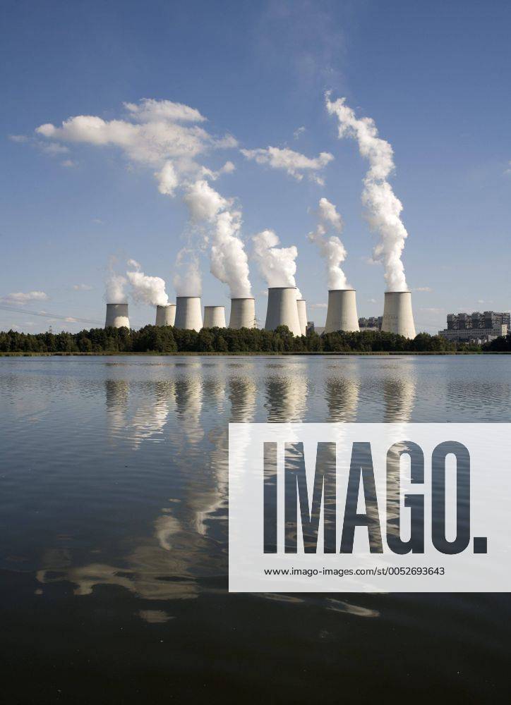 IMAGO Nature: Unsere Erde, Energiequellen, Kohlekraftwerke Rauchende Schornsteine des Vattenfall-Braunkohlekraftwerks in Jänschwalde