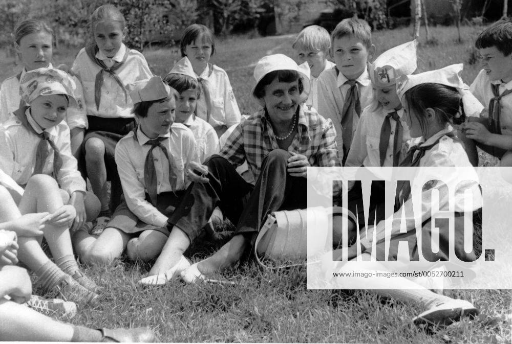 Schriftstellerin Astrid Lindgren (Mitte) mit sowjetischen Pionieren in der UdSSR -