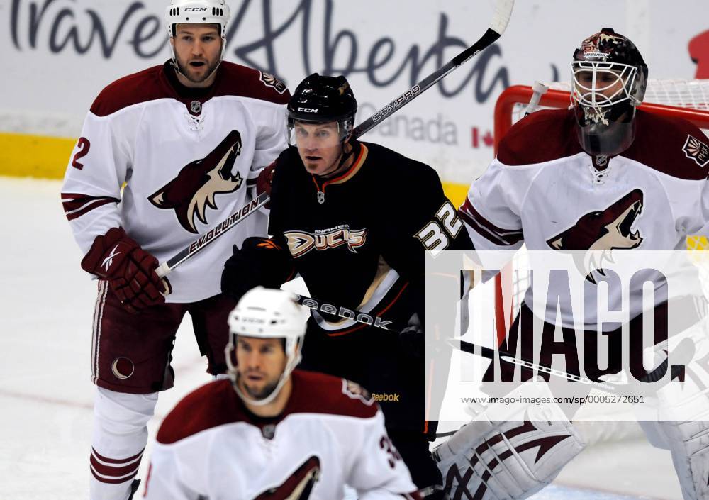 Dec. 19, 2009; Anaheim Ducks 32 Kyle Calder in the middle of the Coyotes defense during a game against the Phoenix Coyotes at the Honda Center. Icon5060912196303