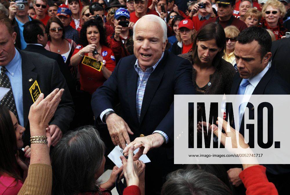 Präsidentschaftskandidat John McCain (USA Republikaner Senator Arizona) umringt von Anhängern während einer Wahlkampfveranstaltung in Woodbridge - (wap20081018705)