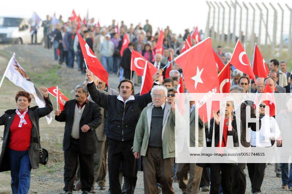 Demonstranten protestieren gegen die Gerichtsverhandlung angeblicher Terrorverdächtiger beim Ergenekon-Prozess in Silivri - Türkei -