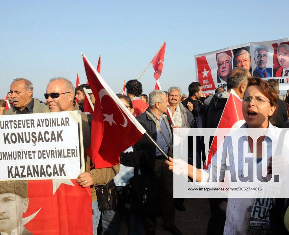 Demonstranten protestieren gegen die Gerichtsverhandlung angeblicher Terrorverdächtiger beim Ergenekon-Prozess in Silivri - Türkei -