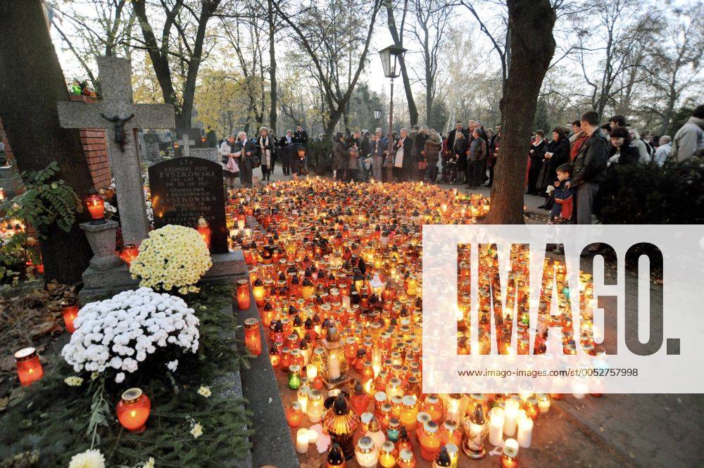 Besucher auf dem Brudno-Friedhof in Warschau anlässlich des christlichen Festes Allerheiligen, Polen