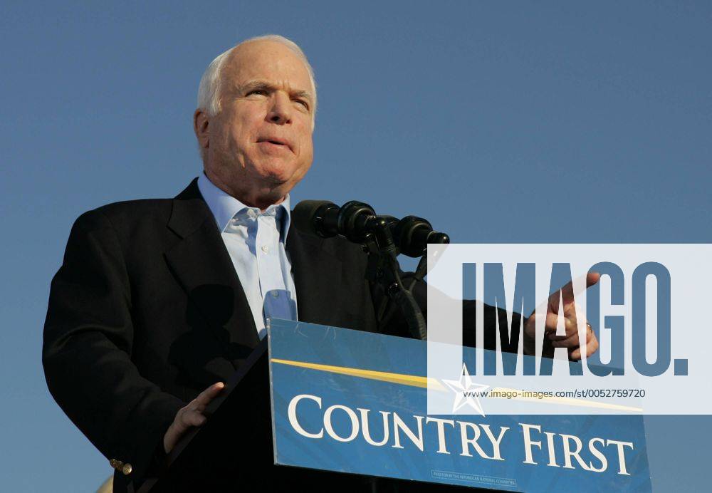 Country First - Präsidentschaftskandidat John McCain (USA Republikaner) während einer Wahlkampfveranstaltung in Indianapolis - - IND2008110302