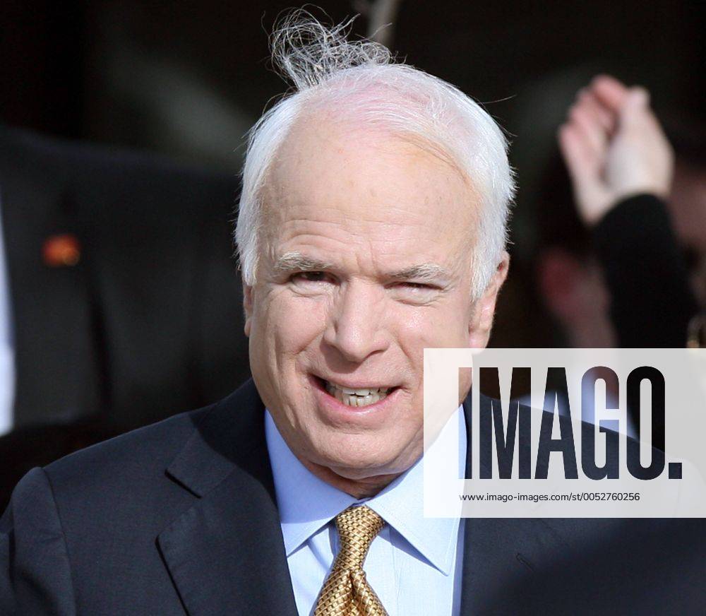 Präsidentschaftskandidat John McCain (USA Republikaner) nach seiner Stimmabgabe während der Präsidentschaftswahl in Phoenix (pxp2008110403)