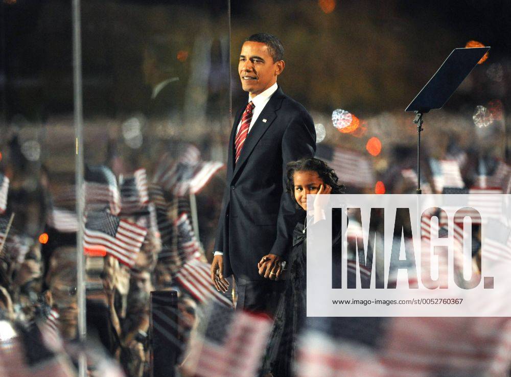 Wahlsieger Barack Obama (USA Demokraten) mit Tochter Sasha hinter Panzerglas anlässlich der Verkündung seines Triumphes in Chicago (CHI200811041114)