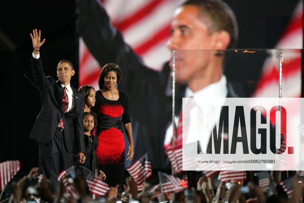 Wahlsieger Barack Obama (USA Demokraten) mit Ehefrau Michelle und den Töchtern Natasha (vorn) und Malia Ann anlässlich der Verkündung seines Triumphes vor Anhängern in Chicago (CHI20081104304)