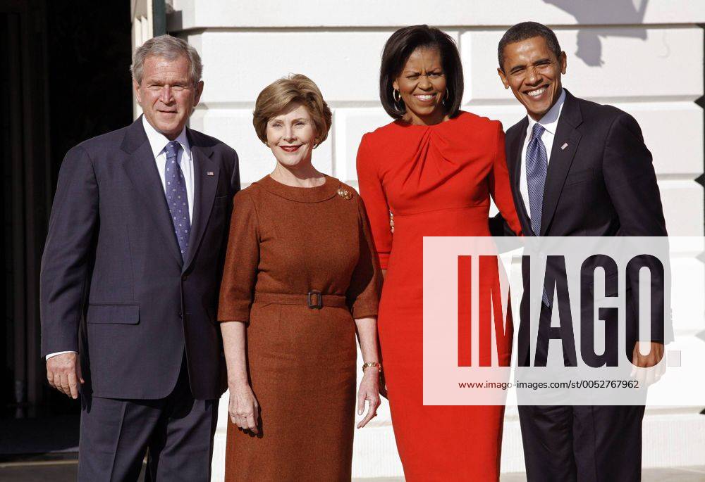 Präsident George W. Bush (li., USA) und First Lady Laura Bush (2.v.li.) empfangen Barack Obama (re., USA Demokraten) und dessen Frau Michelle Obama (2.v.re.) anlässlich eines Treffens im Weißen Haus in Washington DC - (wap20081110307)