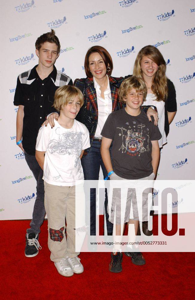Schauspielerin Patricia Heaton mit Familie anlässlich der - 77 Kids by American Eagle Launch - in Hollywood (PPPAT)
