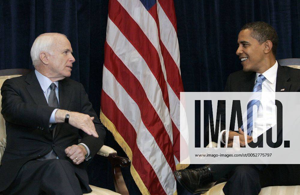 Ex-Präsidentschaftskandidaten John McCain (li., USA Republikaner Senator Arizona) und Barack Obama (USA Demokraten) während eines Treffens in Chicago - - WAX20081118106