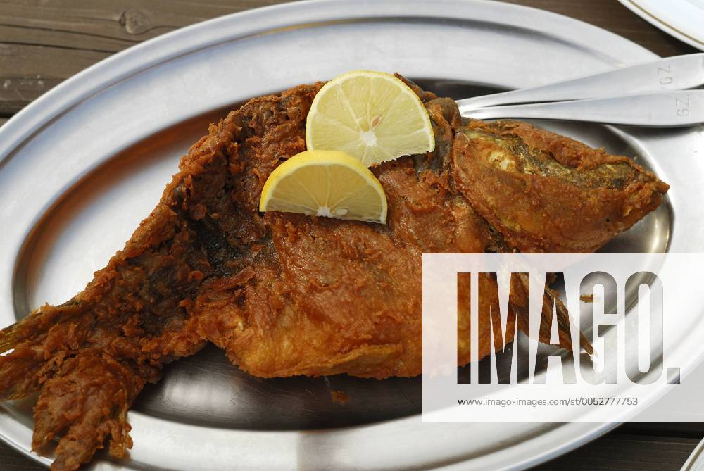 IMAGO Creative, Food, Karpfen-Saison Frittierter Karpfen mit Zitronenscheiben