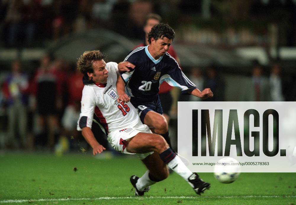 Marcelo Gallardo (Argentinien, r.) vs Paul Merson (England) Fußball WM Herren WM 1998, Länderspiel, Nationalteam Gruppe St. Etienne Kampf,