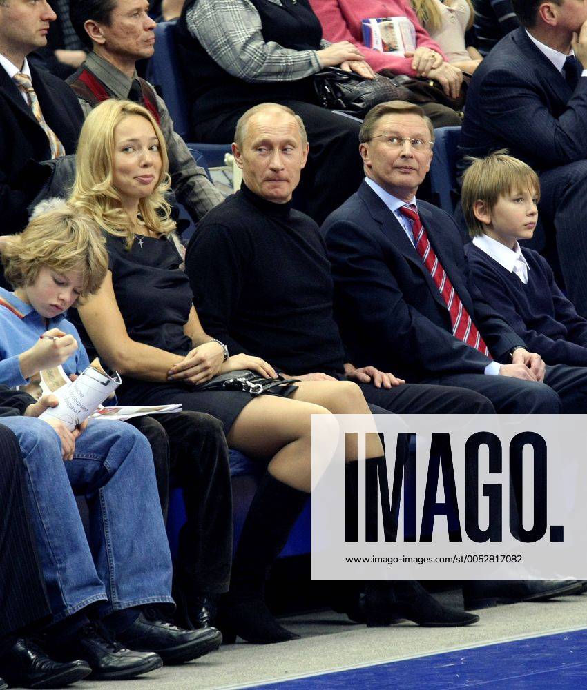 Wladimir Putin (Mitte, Russland Premierminister) in weiblicher Begleitung sowie Sergey Ivanov (Russland Vize-Premierminister) anlässlich eines Basketballspiels in Moskau -