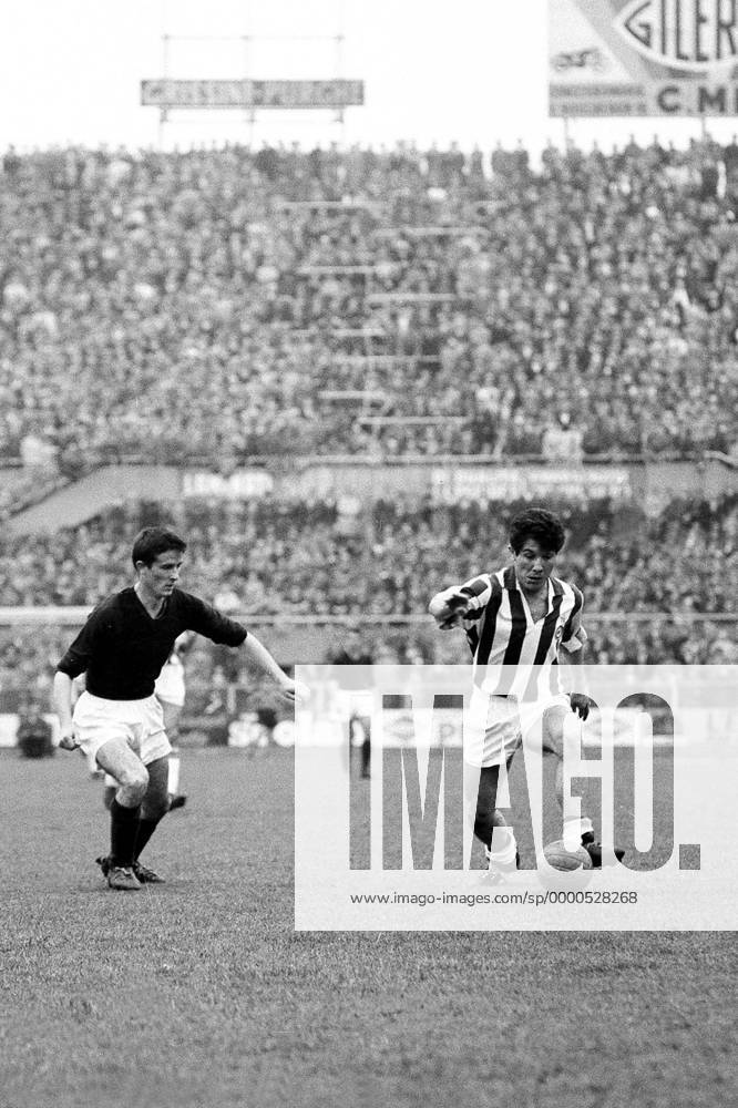 Omar Sivori (re., Juve) gegen Romano Fogli (Bologna) Fußball Herren Serie A 1965 1966, 1. Italienische Liga, FC Bologna - Juventus Turin 0:1 Gruppe Stadio Renato Dall Ara Bologna