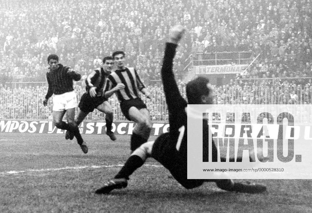 Amarildo Tavares da Silva (Milan, li.) überwindet Torwart Giuliano Sarti (Inter, re.) Fußball Herren Serie A 1964 1965, 1. Italienische Liga, AC Mailand - Internazionale Mailand 3:0 Gruppe Stadio Giuseppe Meazza, San Siro Mailand