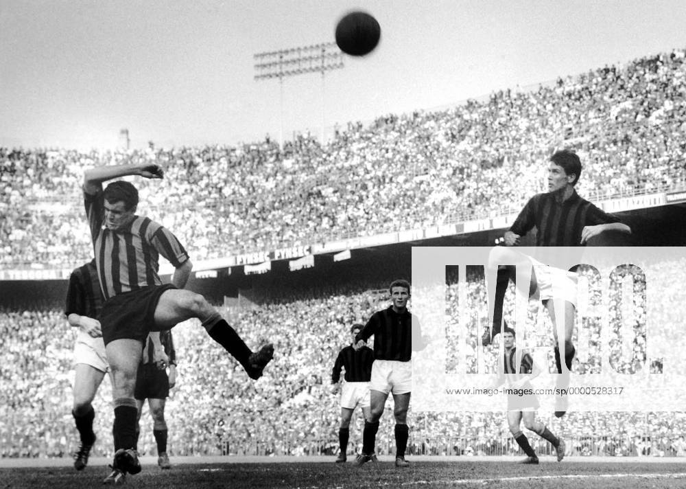 Bruno Bolchi (Inter, li.) und Cesare Maldini (re., Milan) versuchen an den Ball zu kommen, in der Mitte Giovanni Trapattoni (Milan) Fußball Herren Serie A 1960 1961, 1. Italienische Liga, Internazionale Mailand - AC Mailand 1:2 Gruppe Stadio Giuseppe Meazza, San Siro Mailand Dynamik, Höhe,