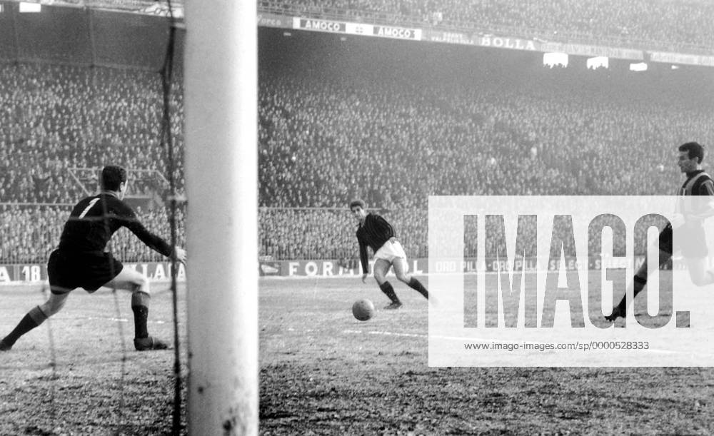 Gianni Rivera (li., Milan) - Schuß auf das Tor von Torwart Giuliano Sarti (li.), re. kommt Armando Picchi (beide Inter) zu spät Fußball Herren Serie A 1963 1964, 1. Italienische Liga, Internazionale Mailand - AC Mailand 0:2 Gruppe Stadio Giuseppe Meazza, San Siro Mailand Dynamik,