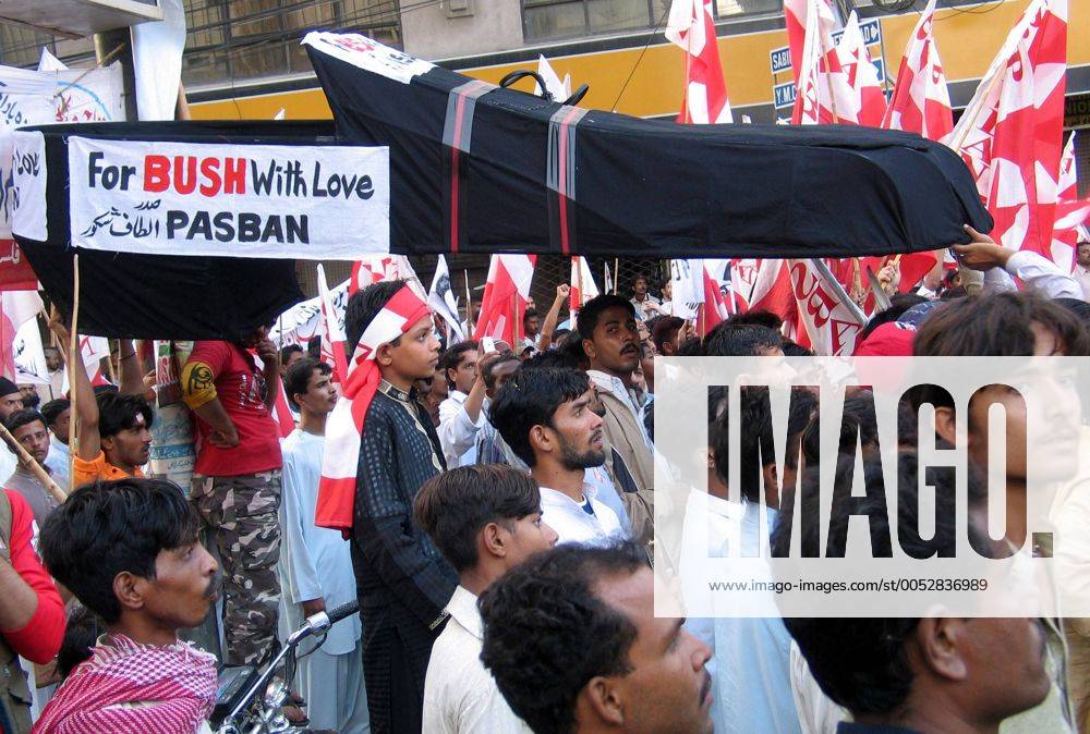 Demonstranten protestieren gegen das israelische Bombardement und israelfreundliche Politik der USA in Karachi - Pakistan -