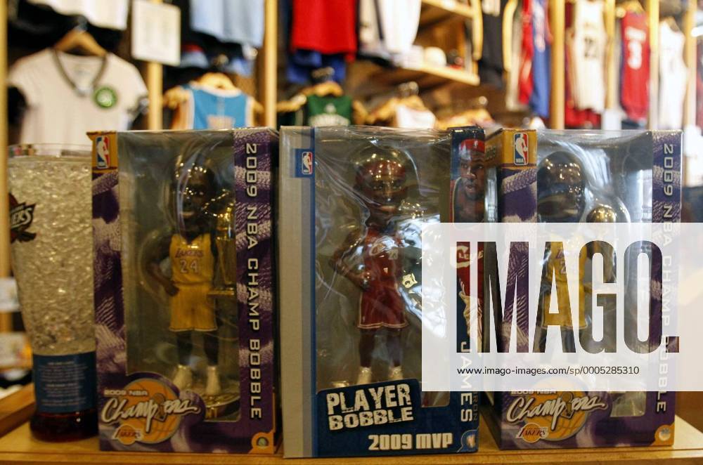 UNIVERSAL STUDIOS ORLANDO USA 21.12.2009 - Spielzeugfiguren von Kobe Bryant (Los Angeles Lakers) und LeBron James (Cleveland Cavaliers) im Fanshop des NBA City HARD ROCK CAFE IN ORLANDO 21122009KSK199 o00 Fanartikel, Devotionalien, Merchandising, Merchandise, Vermarktung Objekte