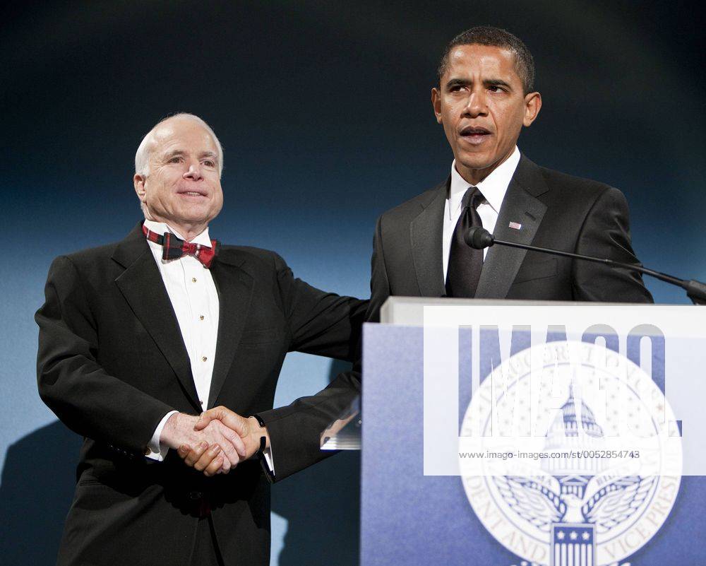 Barack Obama (re., USA) und John McCain (USA Senator Arizona) anlässlich einer Veranstaltung zu Ehren McCains in Washington - (WAX20090119732)