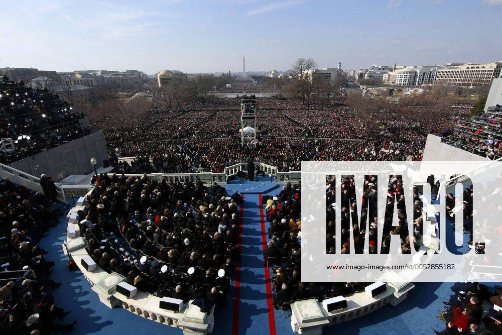 Barack Obama (Mitte, USA) während seiner Antrittsrede nach der Amtseinführung Obamas als 44. Präsident der Vereinigten Staaten von Amerika in Washington - - WAX20090120253