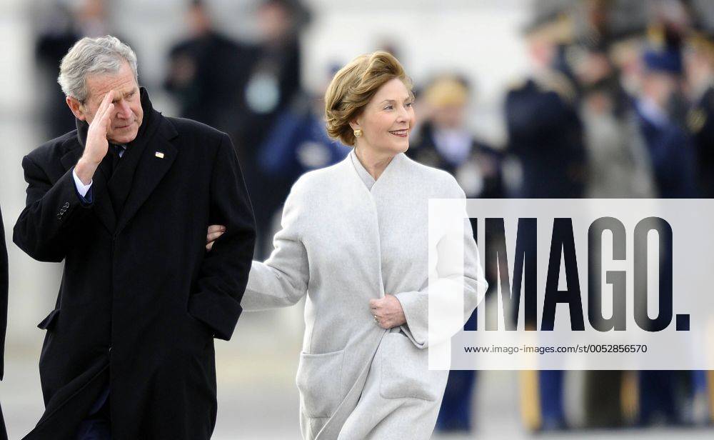 George W. Bush (USA) und seine Ehefrau Laura bei ihrem Abgang nach der Vereidigung von Präsident Barack Obama in Washington D.C. (WAX20090120295)