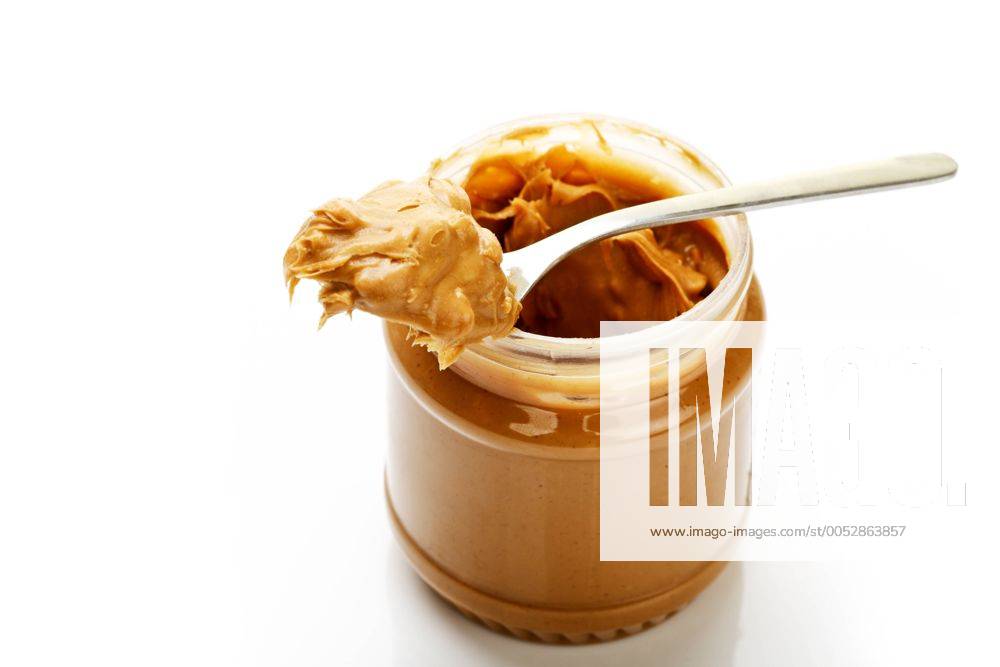 Löffel und Glas mit Erdnussbutter ibxtsf01056112