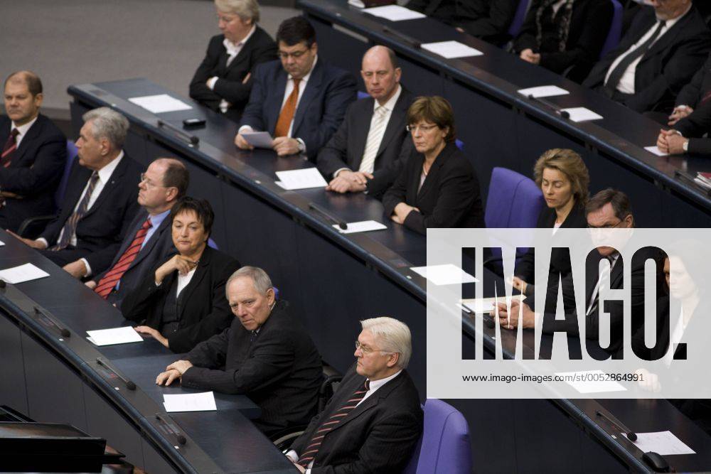 Kabinett gedenkt den Holocaustopfern - Erste Reihe - v.l.n.r. Arbeitsminister Olaf Scholz (Deutschland SPD), Wirtschaftsminister Michael Glos (Deutschland CSU), Finanzminister Peer Steinbrück (Deutschland SPD), Justizministerin Brigitte Zypries (Deutschland SPD), Innenminister Dr. Wolfgang Schäuble (Deutschland CDU) und Außenminister Frank-Walter Steinmeier (Deutschland SPD) - Hintere Reihe v.l.n.r. Bildungsministerin Annette Schavan (Deutschland CDU), Umweltminister Sigmar Gabriel (Deutschland SPD), Verkehrsminister Wolfgang Tiefensee (Deutschland SPD), Gesundheitsministerin Ulla Schmidt (Deutschland SPD), Familienministerin Ursula von der Leyen (Deutschland CDU), Verteidigungsminister Franz Josef Jung (Deutschland CDU) und Landwirtschaftsministerin Ilse Aigner (Deutschland CSU) während einer Gedenkveranstaltung für die Opfer des Nationalsozialismus im Deutschen Bundestag in Berlin