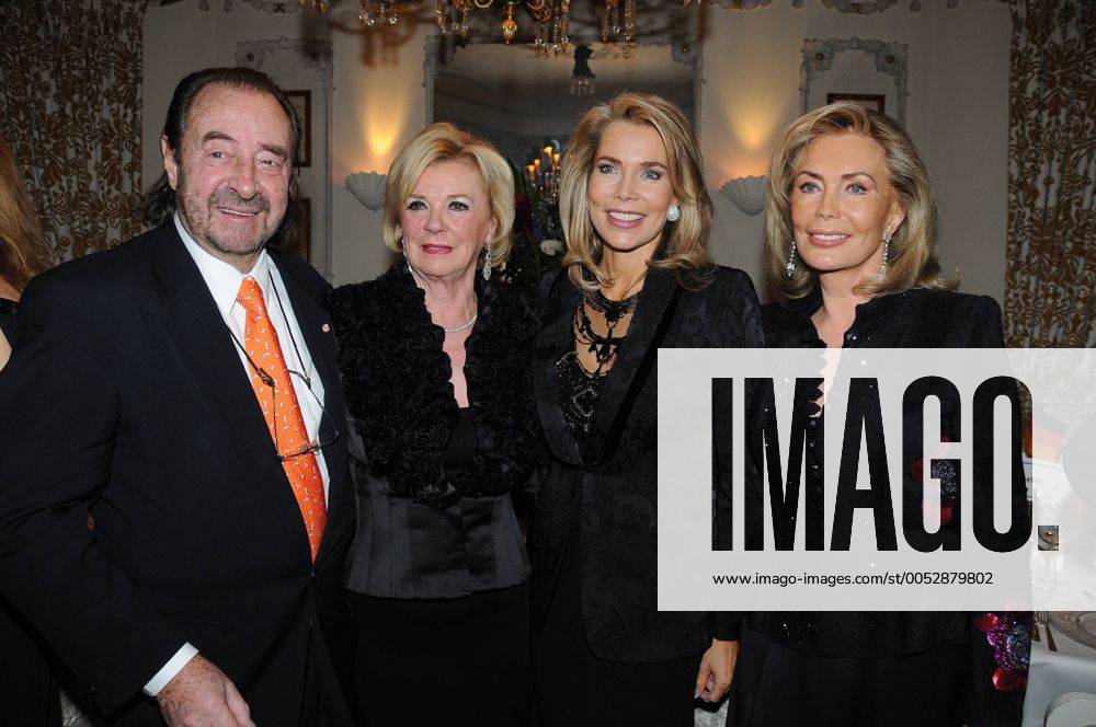 Liz Mohn (2.v.li., Vorstand Bertelsmann Stiftung) neben Begum Inaare Aga Khan Gabriele zu Leiningen (2.v.re.), deren Mutter Renate Thyssen-Henne (re.) und Produzent Monti Lüftner anlässlich des Deutsch-Amerikanischen Abendessens in München
