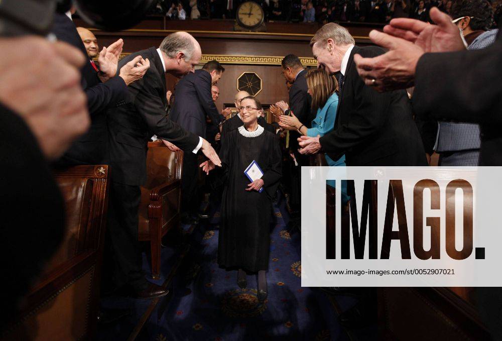 IMAGO ICONS: Ruth Bader Ginsburg Ruth Bader Ginsburg (Mitte, USA Richterin Oberster Gerichtshof) im Vorfeld der ersten großen Rede Barack Obamas vor dem US-Kongress in Washington D.C. - - WAX20090224307