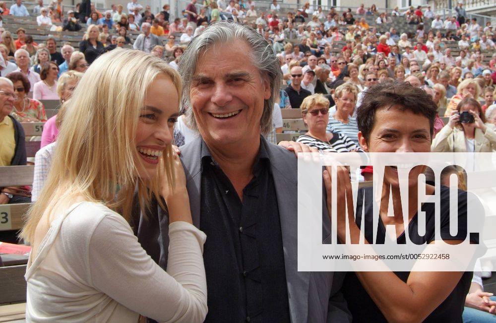Schauspieler Nina Hoss (li.), Peter Simonischek und Ulrike Folkerts während der Salzburger Festspiele
