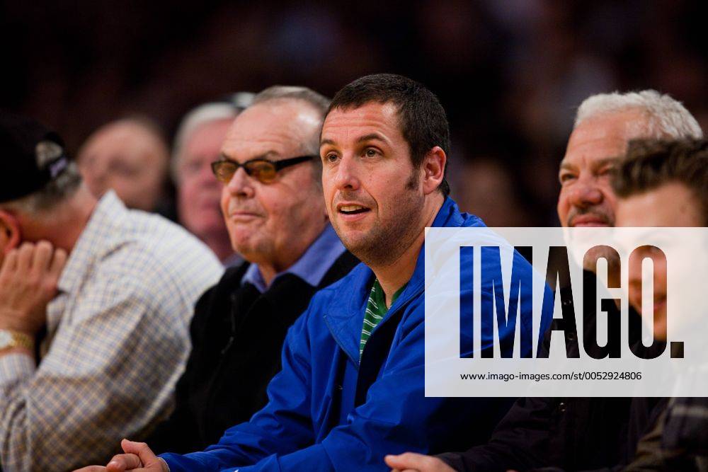 Schauspieler Adam Sandler (re.) und Jack Nicholson verfolgen ein Basketballspiel der Los Angeles Lakers - (Icon181090303014)