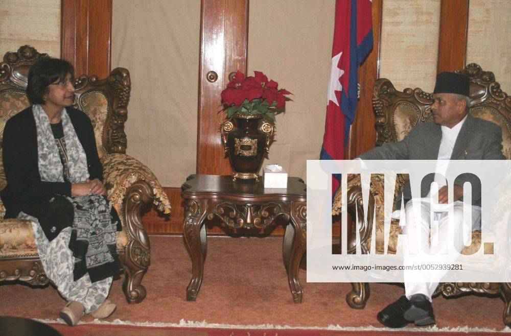 Premierminister Prachanda (re., Nepal) und Navanethem Pillay (Südafrika Menschenrechtskommissarin UNHCR) während eines Treffens in Katmandu