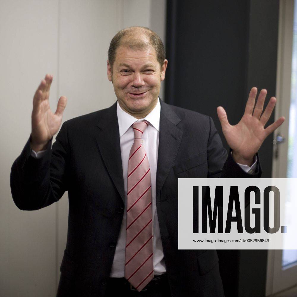 Arbeitsminister Olaf Scholz (Deutschland SPD) in der Firma Wahl & Co in Seelze