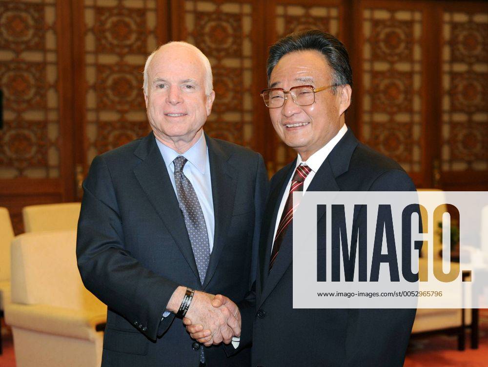 Wu Bangguo (re., China Vorsitzender Nationaler Volkskongress) und John McCain (USA Senator Arizona) während eines Treffens in Peking -